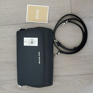 Michael Kors Jet Set MD Conv Pouchette Leather (Black)